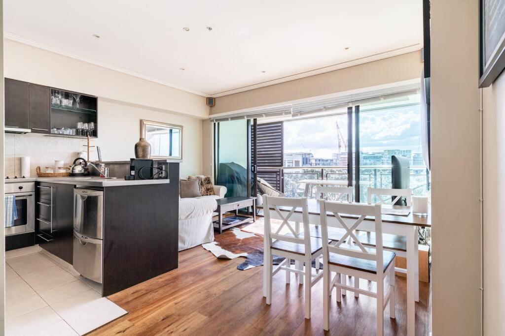Апартаменты Luxury Waterfront Nest Above Viaduct Harbour Окленд Экстерьер фото